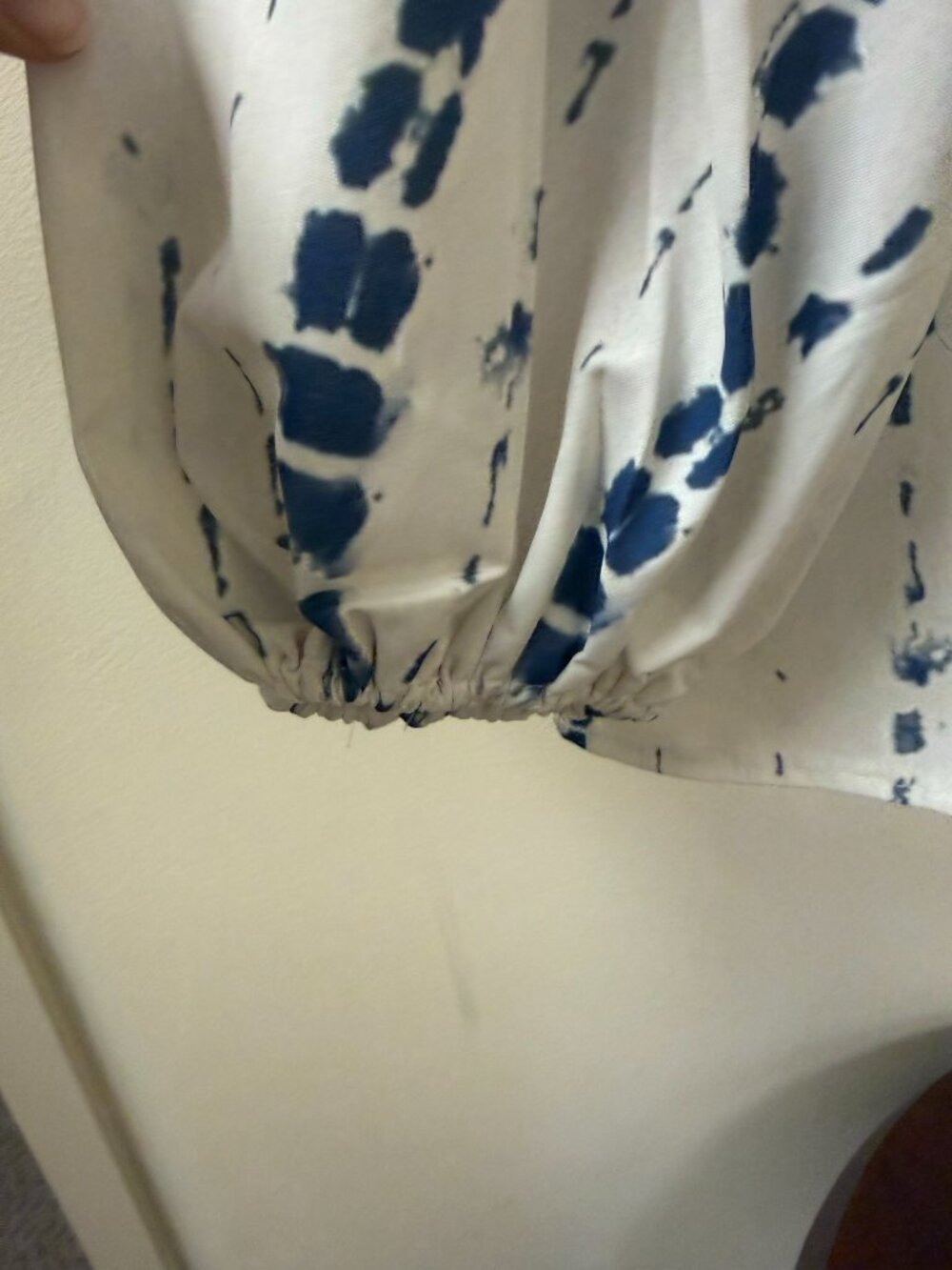 Women's Blue & White Tie-Dye Print V-Neck Blouse Balloon Sleeves Size M NWOT - Picture 3 of 5